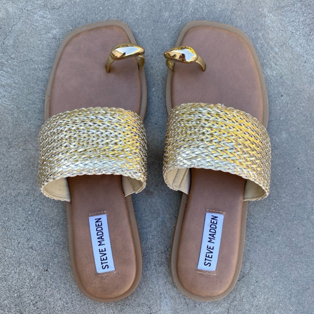 New STEVE MADDEN Gold Faux Leather Toe Ring Boho Sandals 8.5